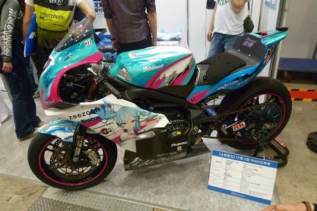 「レーシングミクのバイク」と「蒼姫ラピスのバイク」が展示
