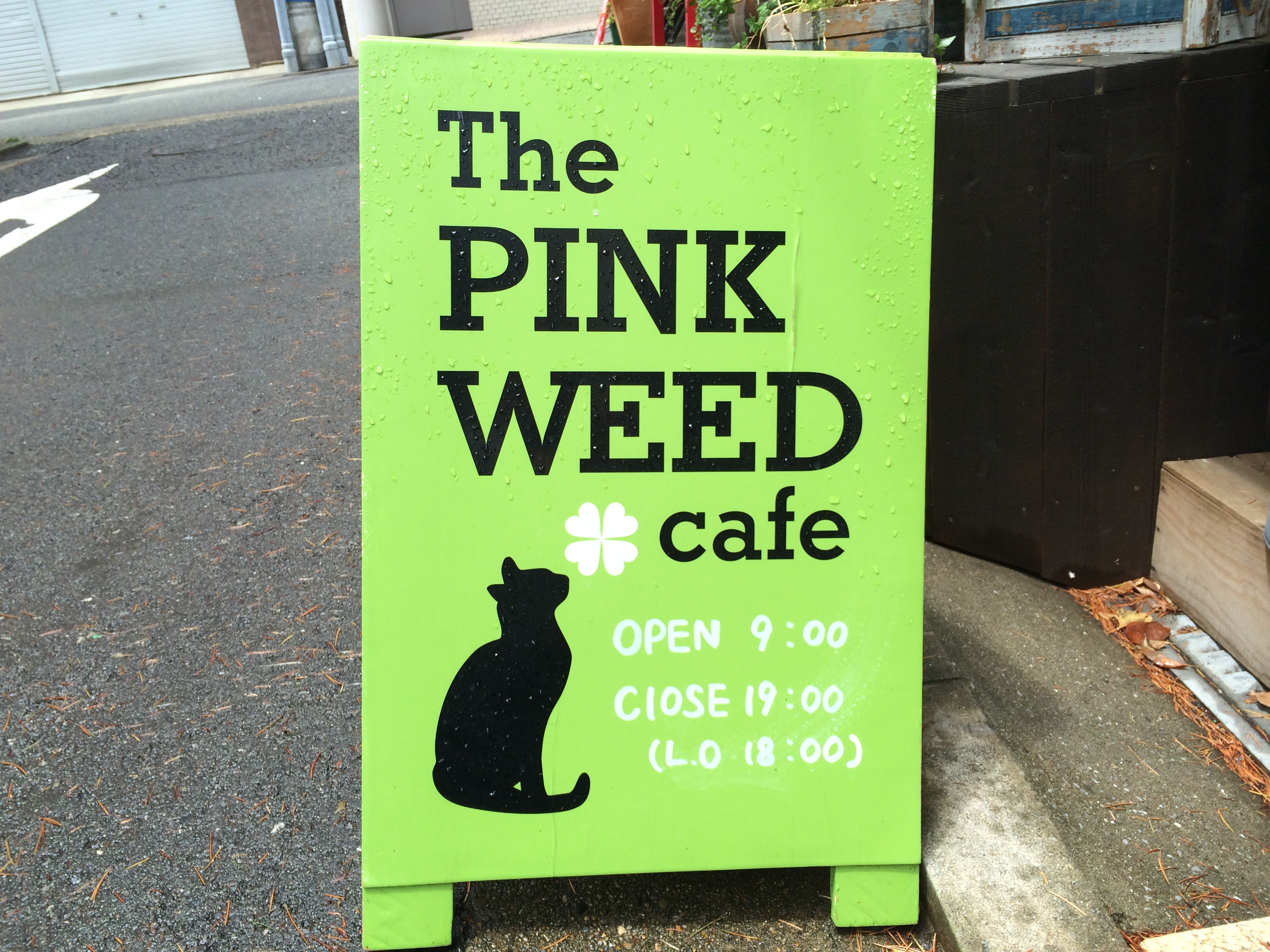 the pink weed cafe看板
