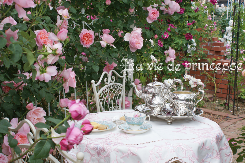 薔薇のガゼボでティータイム おフランスのバラの貴婦人に囲まれて 私のローズガーデンのいちばんキレイなとき La Vie De Princesse