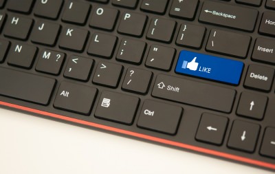 FacebookのLikeボタンがあるキーボード