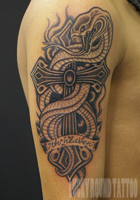 十字架に巻き付く蛇のタトゥー Lucky Round Tattoo 大阪 8