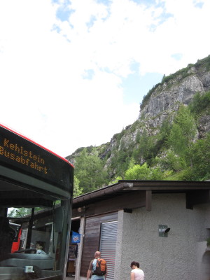 バスを降りた所から、今はレストランになっている山荘までの１２４ｍは 歩いて登ると約２時間。
