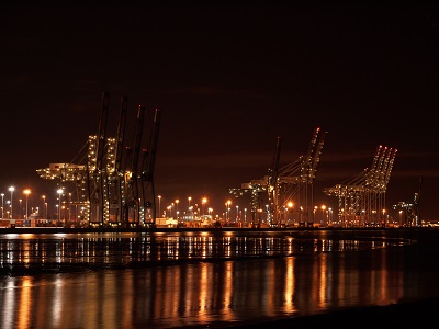 Southampton_docks_at_night_4_seconds.jpg